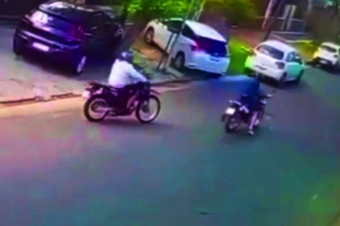 No respetan nada: robaron una moto en la puerta de un jardín de infantes y se la llevaron a la rastra