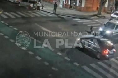 Video: un ciclista fue atropellado por un auto que cruzó en rojo