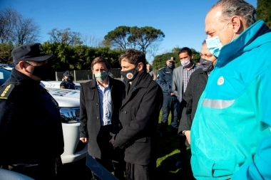 En plena campaña, Kicillof fue al territorio de De La Torre y entregó patrulleros