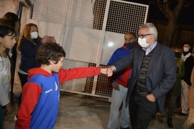 Julio y Gisela Zamora en inauguración de la cancha de fútbol del Club “El Embrujo”