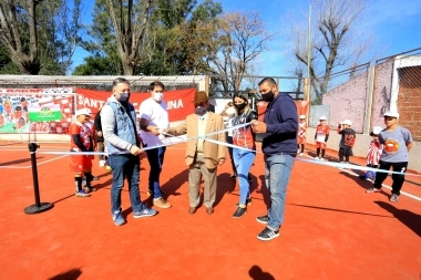 Gray inauguró un playón deportivo en el Club Santa Catalina de Luis Guillón