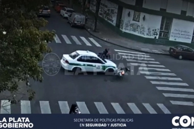 Video: un motociclista chocó con un taxi y salió despedido