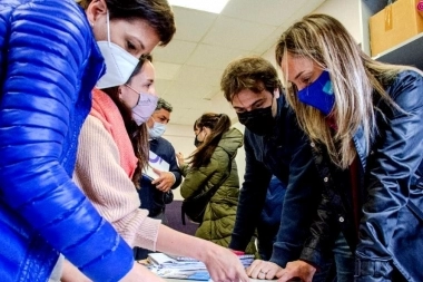 Malena Galmarini y Mayra Mendoza en obras en el Barrio Azul