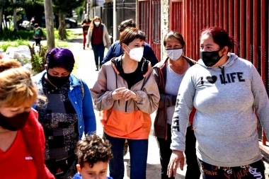 Mayra Mendoza visitó el Club Infantil La Cañada y conversó con vecinos