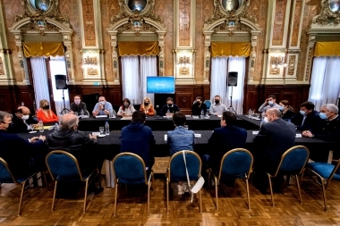 Ola de renuncias: Kicillof se reunió con intendentes de la Tercera