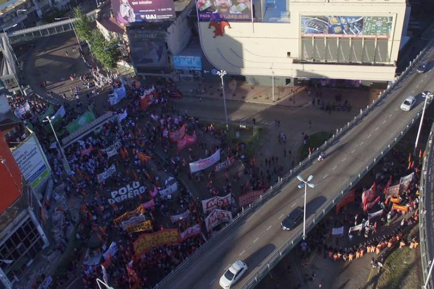 El Gobierno Nacional enfrenta el primer paro general, con piquetes en los accesos a Capital Federal