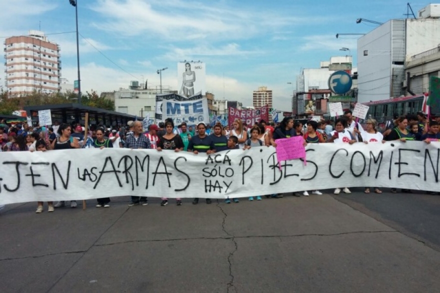 Marcha contra represión en comedor de Lanús y denuncia por pérdida de embarazo de una mujer