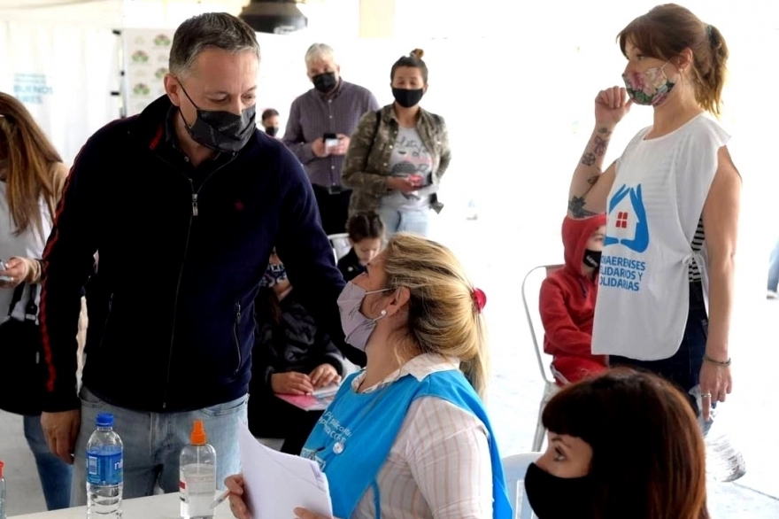 Gray recorrió un vacunatorio y destacó la inmunización a menores