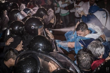 Intendentes peronistas repudiaron la represión a docentes frente al Congreso