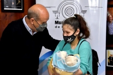 Zurro entregó kits del Programa Pehuajitos, que retoma el “Plan Qunita”