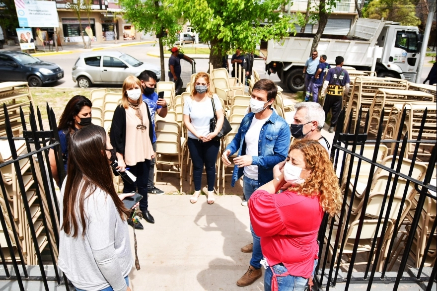 San Vicente: Mantegazza entregó muebles para escuelas