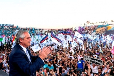 Desde Morón, ante una multitud, Alberto reivindicó las políticas de Néstor Kirchner