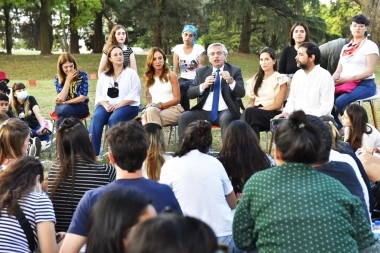 Alberto Fernández en una charla con jóvenes junto con Tolosa Paz, Morán y Passo