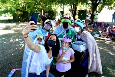 Soledad Martínez recorrió la colonia de verano de Vicente López