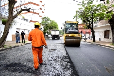 En medio de polémicas, el Concejo de la Plata aprobó asfaltar calles con adoquines