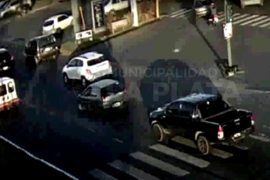 Video: un imprudente provocó  un choque múltiple y se dio a la fuga