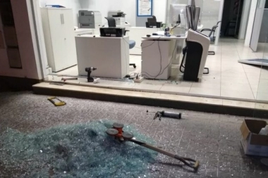 Video: un hombre estrelló su auto contra las oficinas de OSDE