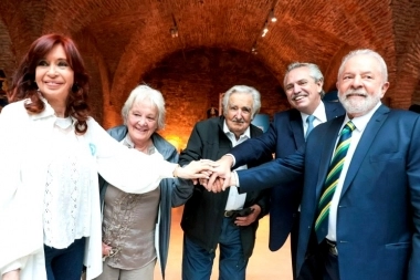 Alberto, Cristina, Lula y Mujica en el acto del Día de la Democracia