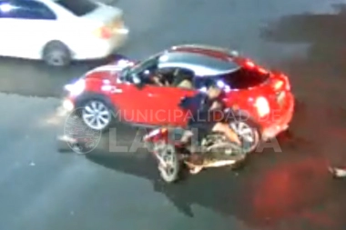Video: cruzó en rojo, chocó y le sacaron la moto por falta de papeles
