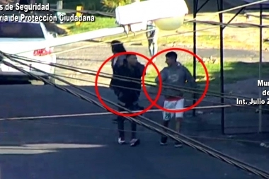 Video: quisieron robarle a una mujer en la parada de micro y los agarraron