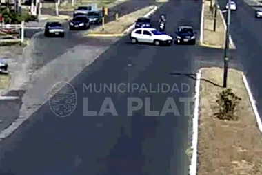 Video: una irresponsable cruzó en rojo, chocó y terminó contra un poste