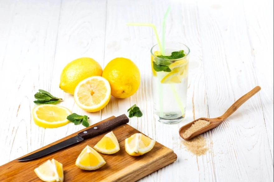 Cómo preparar aguas saborizadas caseras para hacer frente al calor