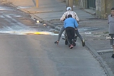 Video: intentaron robar una moto a la salida del boliche y los detuvo la policía