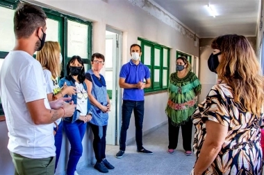 Petrecca recorrió las escuelas: "Es fundamental un Estado presente”