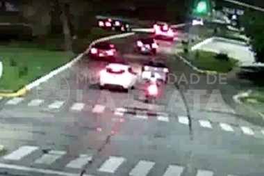 Video: pegó un volantazo y se llevó puesto a un motociclista