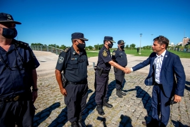 Kicillof entregó patrulleros y visitó empresas en San Nicolás