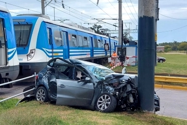 Video: una formación del Tren Roca embistió a un auto en las vías de City Bell