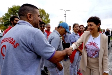 Mayra Mendoza entregó camionetas nuevas para Defensa Civil