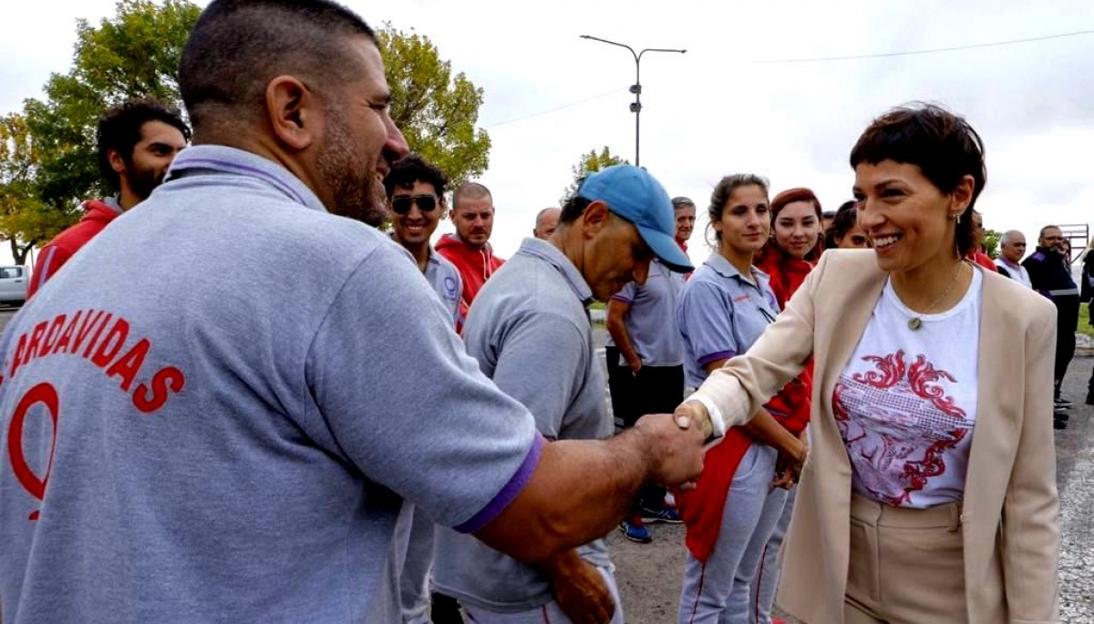 Mayra Mendoza entregó camionetas nuevas para Defensa Civil