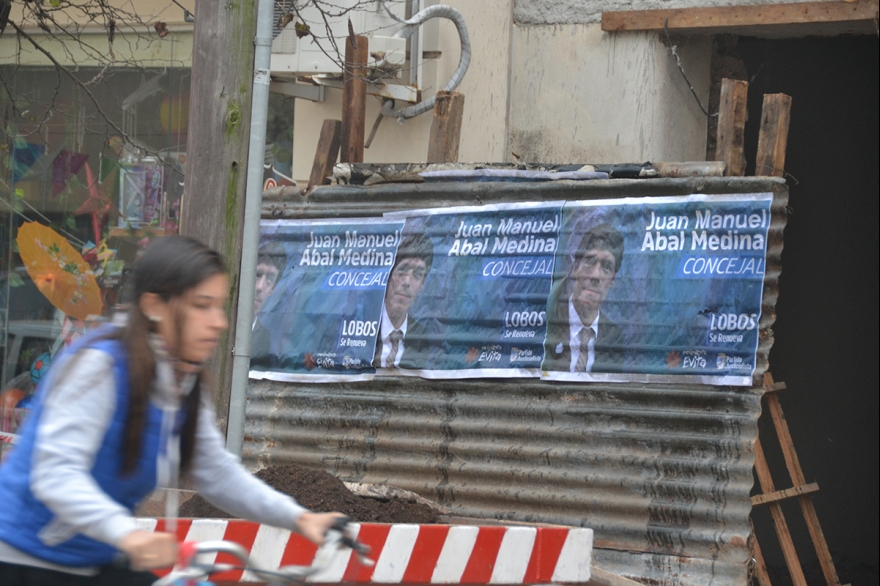 Lobos amaneció con carteles de Abal Medina candidato a concejal: desmentida y polémica