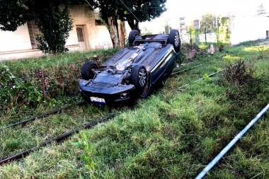 Video: iba alcoholizado, perdió el control y volcó sobre las vías del tren