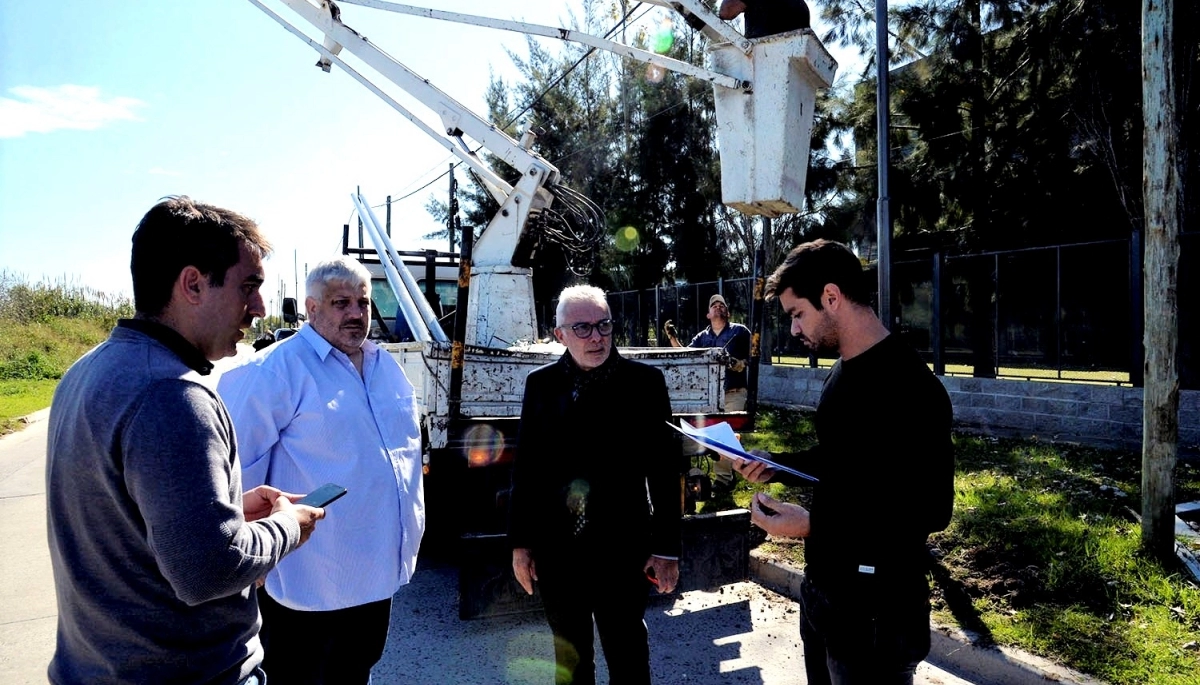 Zamora supervisó obras de iluminación en el Parque Industrial de Troncos del Talar