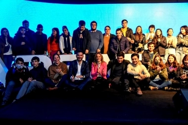 Tombolini y Malena Galmarini junto a estudiantes y emprendedores en ARSAT