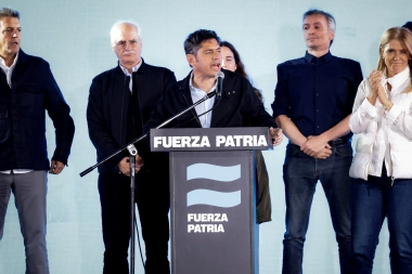 Los gestos de Máximo Kirchner: mientras Kicillof agradeció a los intendentes, el jefe de La Cámpora mostró su fastidio