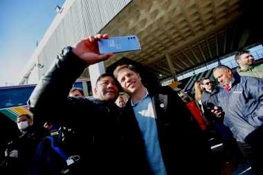 En medio de selfies y sonrisas, Kicillof saludó a estudiantes que se van de viaje de egresados