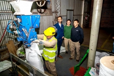 Petrecca visitó una empresa y apostó “al desarrollo de la agroindustria” local