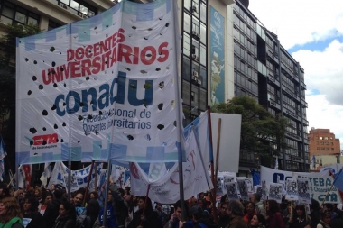 Los docentes universitarios se movilizan a Plaza de Mayo en defensa de la educación pública