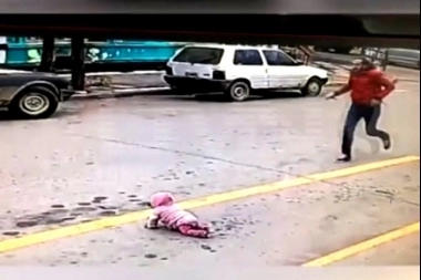 Milagro en Lobos: un vecino salvó a una beba que gateaba sola en plena calle
