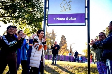 Mayra Mendoza inauguró en Bernal la puesta en valor de la Plaza Suiza