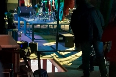 Azul: se quebró una tarima, un músico cayó 4 metros y apuntan contra el Municipio