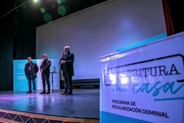 Kicillof continúa con entregas de escrituras en el interior: esta vez le tocó a Coronel Rosales