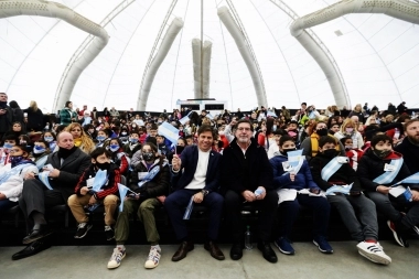 Kicillof encabezó en Tecnópolis la jura a la Bandera con alumnos bonaerenses