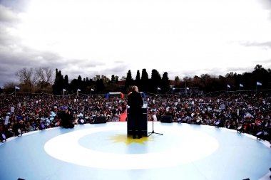 Ante 12 mil alumnos, Insaurralde encabezó la jura de la bandera