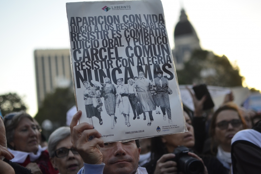 Galería de fotos de #LaPlazaDeLosPañuelos: histórica marcha contra el 2x1 a represores