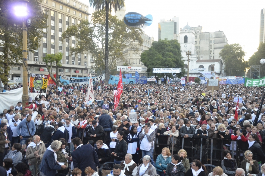 Galería de fotos de #LaPlazaDeLosPañuelos: histórica marcha contra el 2x1 a represores