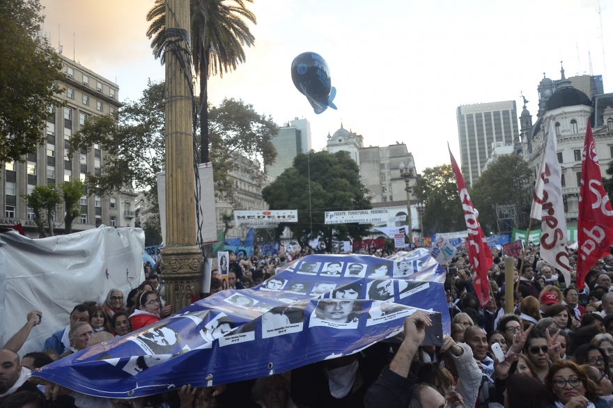 Galería de fotos de #LaPlazaDeLosPañuelos: histórica marcha contra el 2x1 a represores